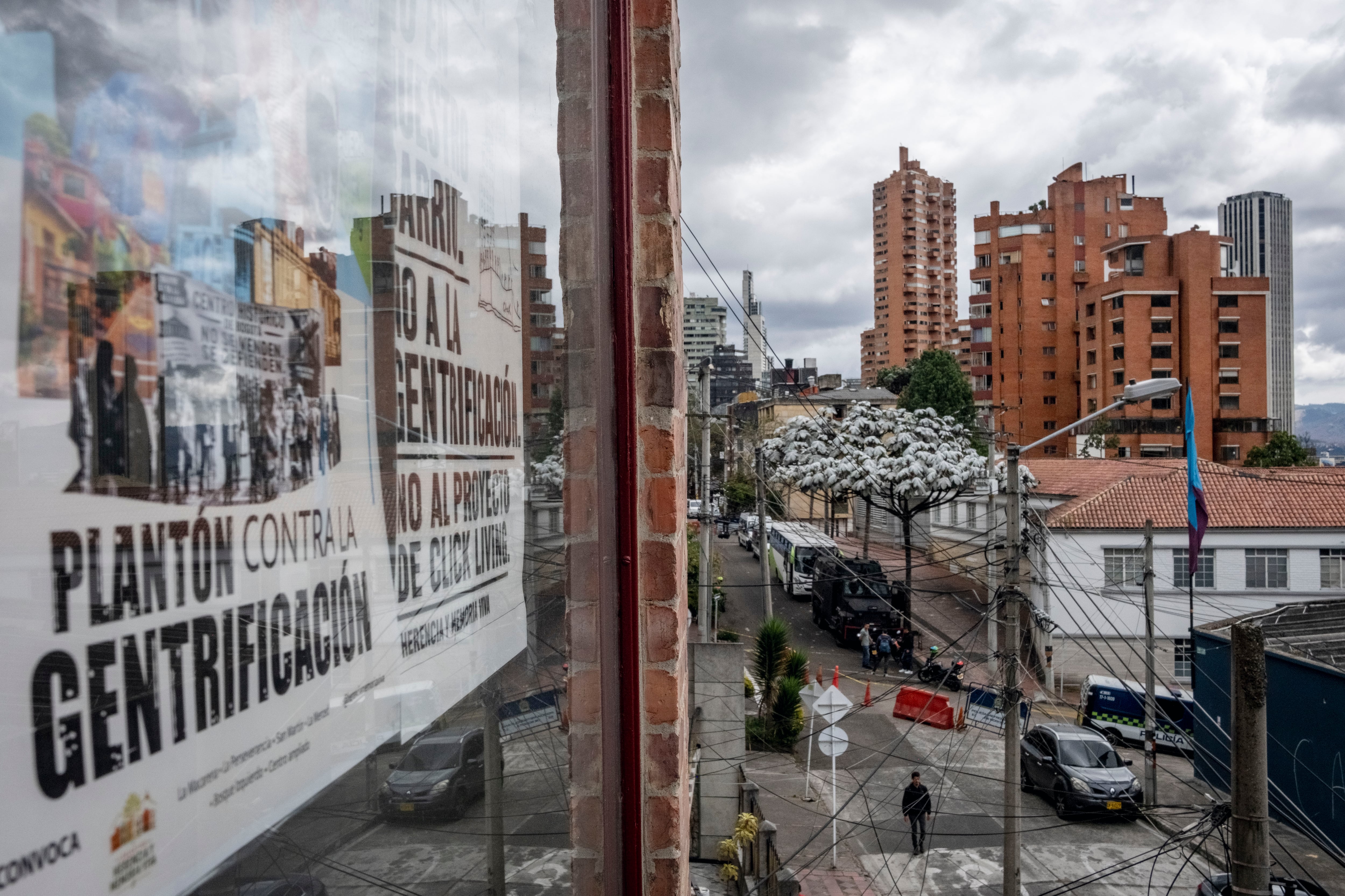 Carteles en una ventana en contra del proyecto de vivienda Click Living.