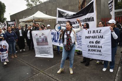 Trabajadores del Poder Judicial de la Federación protestan frente a la Cámara de Diputados, este martes.