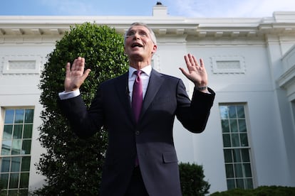 El secretario general de la OTAN, Jens Stoltenberg, conversa con periodistas tras un encuentro con el presidente de EE UU, Joe Biden, el pasado día 7 en Washington.