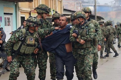 Uno de los detenidos por el secuestro de 57 soldados en El Tambo (Colombia), el 23 de junio de 2025.