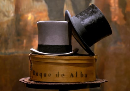 Sombrero de copa alta de Jacobo Fitz-James Stuart y Falcó, XVII duque de Alba y sombrera para boinas y gorros de caza. 