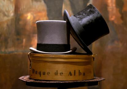 Sombrero de copa alta de Jacobo Fitz-James Stuart y Falcó, XVII duque de Alba y sombrera para boinas y gorros de caza.