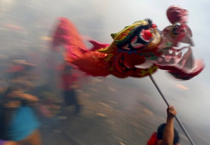 Un dragón chino participa en las celebraciones del Año Nuevo en la ciudad filipina de Manila.