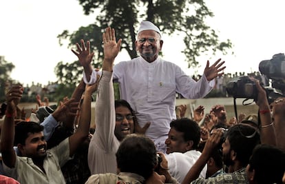 Anna Hazare subido a los hombros de simpatizantes en la Puerta India. El activista ha realizado una parada para visitar el monumento conmemorativo de Mahatma Gandhi en Rajghat. Hazare, de 74 años, ha tomado las formas pacíficas de protestar del héroe de la independencia india. El líder anticorrupción ha alimentado su imagen de 'segundo Gandhi' con su  forma de vestir y alegando que su batalla contra la corrupción es "la segunda lucha por la independencia".