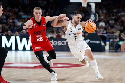 El base del Real Madrid, Facundo Campazo, maneja el balón ante el base del UCAM Murcia Ludde Hakanson.