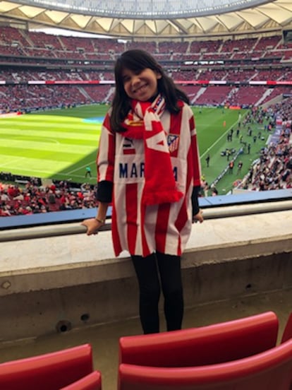 Isabel Yuste posa con bufanda y camiseta del Atltico de Madrid en las gradas del estadio Cvitas Metropolitano el pasado noviembre.