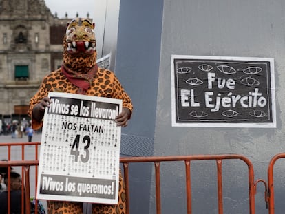 Un hombre durante la manifestación para conmemorar el octavo aniversario de la desaparición de los normalistas de Ayotzinapa, en Ciudad de México, el 26 de septiembre de 2022.