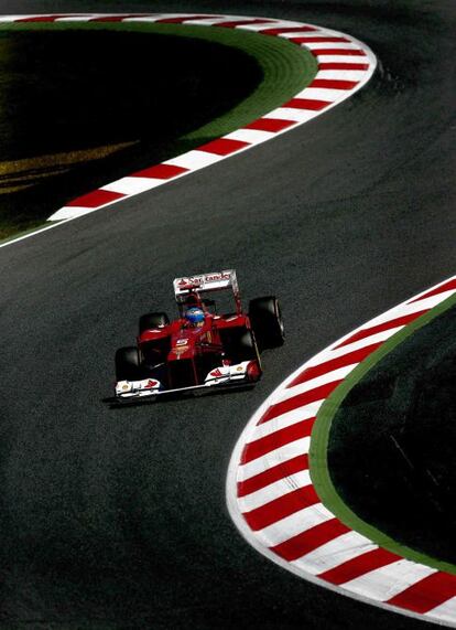 Fernando Alonso, en pista durante la segunda tanda de entrenamientos libres del Gran Premio de España de Fórmula Uno.