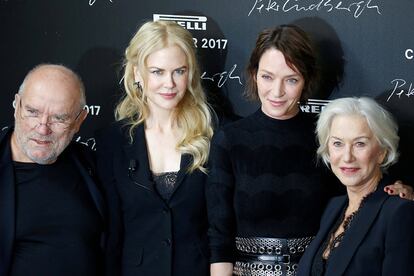 Kidman, junto al fotógrafo Peter Lindbergh y las actrices Uma Thurman y Helen Mirren, en la presentación del nuevo calendario Pirelli.