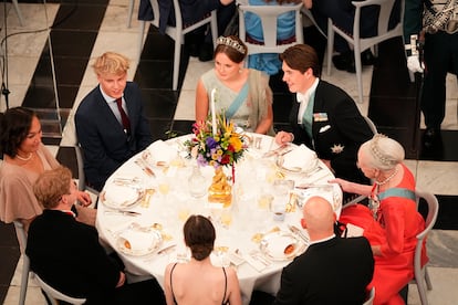 Las encargadas de acompañar al protagonista de la velada durante la cena fueron su abuela y la princesa Ingrid Alexandra de Noruega, que, como Christian de Dinamarca, ocupa la segunda línea de sucesión en la corona de su país.
