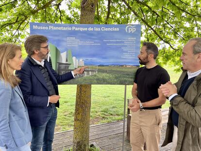 El candidato del PP en Álava, Iñaki Oyarzabal, presenta el proyecto de museo.