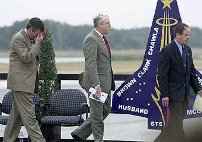 Sean O'Keefe (izqda.) y Robert Crippen, primer piloto del 'Columbia', durante un acto en memoria de la tripulación fallecida en el transbordador. A la izquierda, el gobernador de Florida, Jeb Bush.