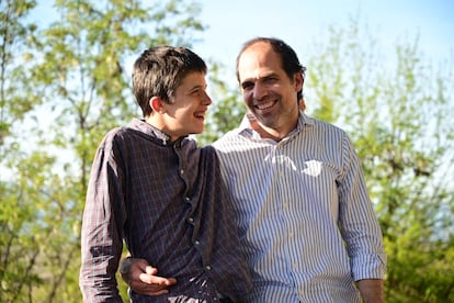 Álvaro Villanueva disfruta con su hijo Alvarete, de 16 años y que padece una enfermedad rara.