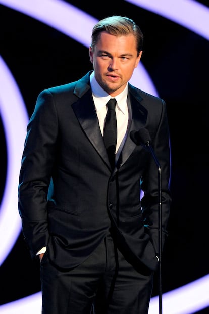 Leonardo DiCaprio no hizo alfombra roja pero sí presentó un premio. Estaba muy morenito.