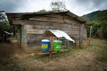 Gracias al proyecto, las 100 familias beneficiarias disponen de dos cubos para separar los residuos orgánicos de los inorgánicos. En la imagen, la instalación de los mismos en la casa de Moisés Quispe.