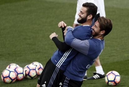 Nacho y Sergio Ramos bromean en el entrenamiento de este sábado.