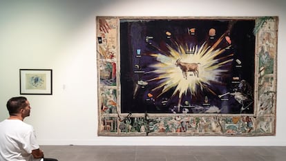 Un hombre observa una obra de la exposición 'Más allá de su tiempo. La aventura de un coleccionista' en el Museo Ruso de Málaga.