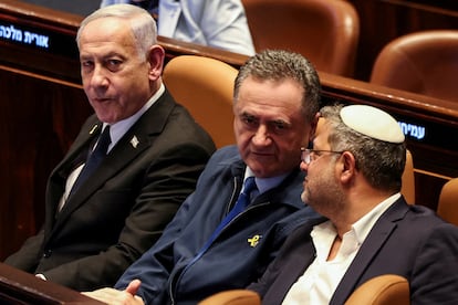 El primer ministro israelí, Benjamín Netanyahu, junto con el ministro israelí de Defensa, Israel Katz, y el ultra Itamar Ben Gvir, ministro de Seguridad Nacional, el pasado martes en el Parlamento en Jerusalén. 