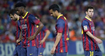 Los jugadores del Barcelona se lamentan durante el partido.