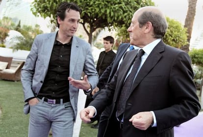 Unai Emery y Manuel Llorente conversan durante un acto promocional.