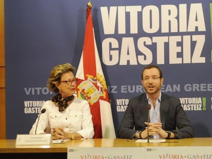Encina Serrano a la izquierda y Javier Maroto, en el centro en 2012