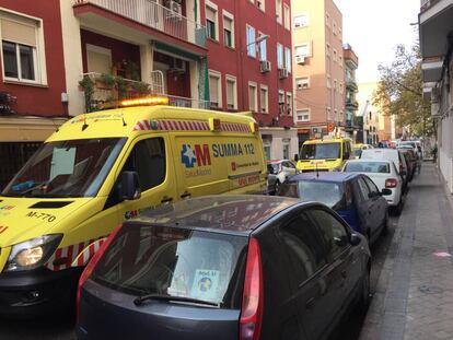 Ambulancias del Summa en el lugar donde se ha producido el crimen.