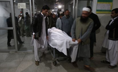 El cuerto del abogado Samiulá Afridi, este martes en un hospital de Peshawar (Pakistán).
