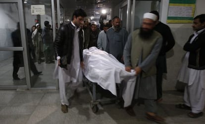 El cuerto del abogado Samiul&aacute; Afridi, este martes en un hospital de Peshawar (Pakist&aacute;n).