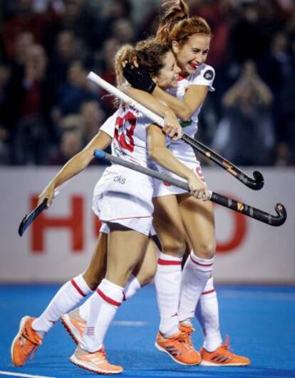 Begoña García y Georgina Oliva celebran el triunfo.