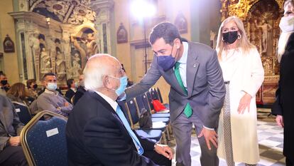 El presidente de la Junta de Andalucía, Juanma Moreno, inaugura en Cádiz unas polémicas jornadas dedicadas al poeta Rafael Alberti y al escritor franquista Jose María Pemán, a cuyo hijo saluda, en el Oratorio San Felipe Neri.