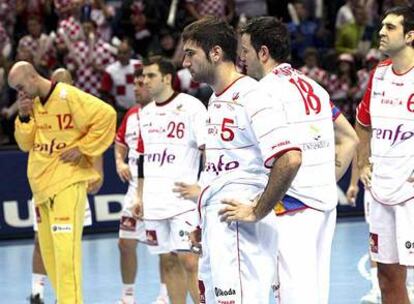 Los españoles, cariacontecidos tras la penosa tercera derrota en el Mundial de Croacia.