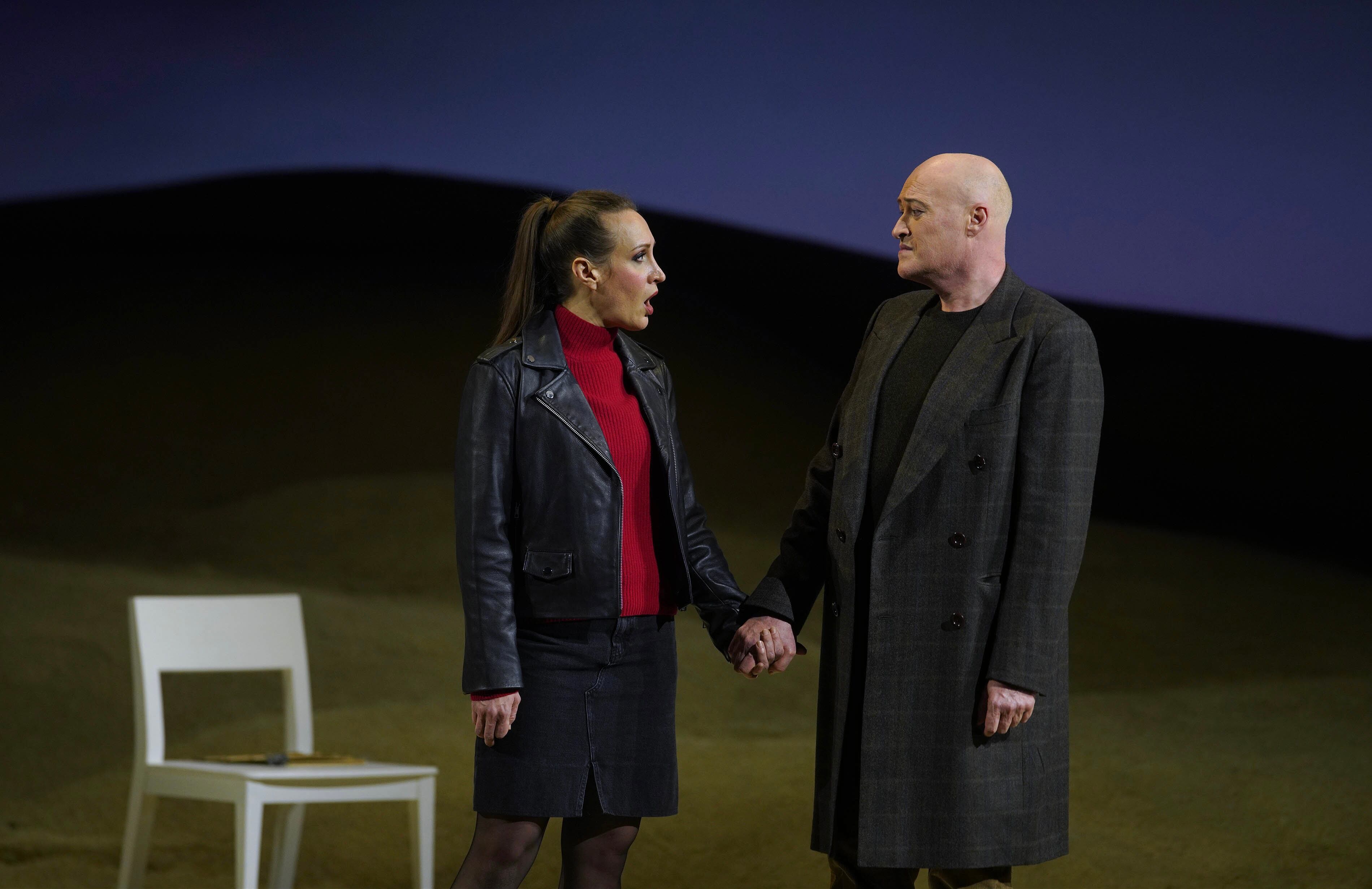 La soprano Brenda Rae (Petra) y el barítono José Antonio López (Doctor) al final de ‘Enemigo del pueblo’ de Coll, el 12 de febrero en el Teatro Real.