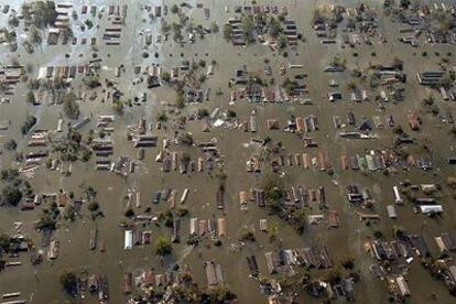 Vista aérea de las inundaciones en la parte oriental de la ciudad de Nueva Orleans tras el paso del huracán Katrina.