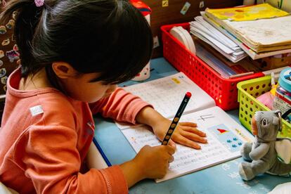 Una niña estudia matemáticas.