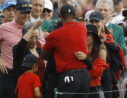 Tiger Woods abraza a su familia tras ganar el Masters de Augusta.