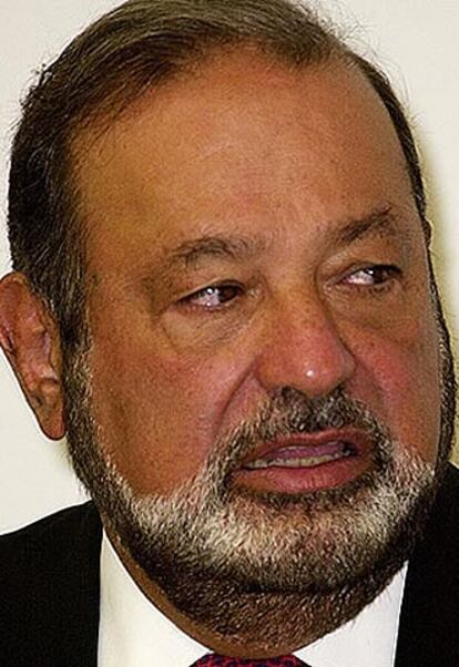 El empresario latinoamericano Carlos Slim, dueño entre otras compañías de Telmex y América Móvil, gana un puesto respecto al año pasado y se convierte en el tercer hombre más rico del mundo.