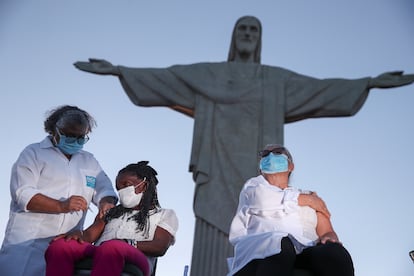 Teresinha Conceição recebe a vacina contra o coronavírus na estátua do Cristo Redentor, no Rio de Janeiro, em 18 de janeiro de 2021.