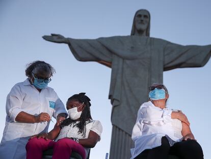 Teresinha Conceição recebe a vacina contra o coronavírus na estátua do Cristo Redentor, no Rio de Janeiro, em 18 de janeiro de 2021.