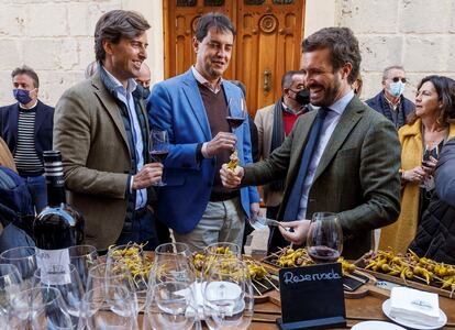 Pablo Casado con dirigentes del PP, este martes en Burgos.