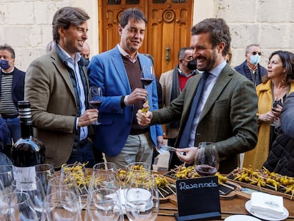 Pablo Casado con dirigentes del PP, este martes en Burgos.