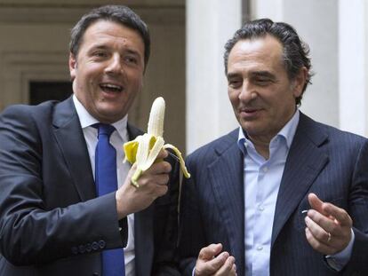 El primer ministro italiano, Matteo Renzi, y el técnico de la selección italiana, Cesare Prandelli.