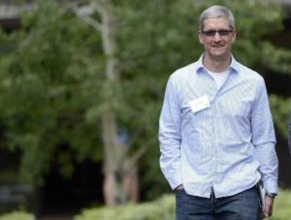 Tim Cook respondía así a las críticas que ha recibido Apple por producir y ensamblar la mayor parte de sus productos fuera de Estados Unidos, en un momento en el que la economía estadounidense lucha por reducir la tasa de desempleo. EFE/Archivo