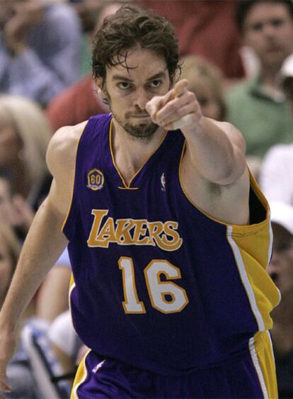 Pau Gasol señala a un compañero en un partido de los Lakers.