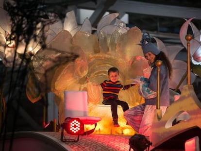 La carroza del Rey Melchor, ayer en los Talleres Reales de Barcelona