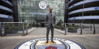 Guardiola, frente a la academia del Manchester.