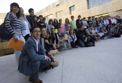 Joxe Mari Aizega, director del Basque Culinary Center (a la izquierda, en primer término), posa con los alumnos.