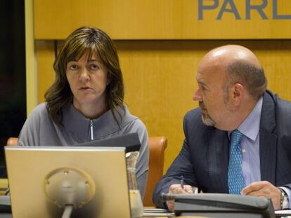 La consejera de Justicia, Idoia Mendia, esta mañana en el Parlamento, junto con Iñigo Iturrate, del PNV