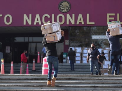 Seguidores de Andrés Manuel López Obrador entregan avales para la celebración de la consulta sobre revocación de mandato en el Instituto Nacional Electoral (INE).
