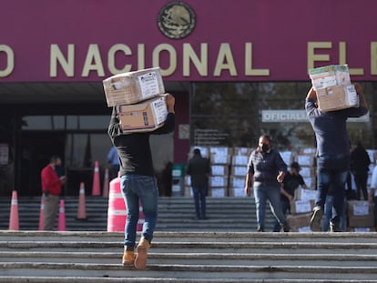Integrantes de la asociación Que siga la democracia entregan cajas con firmas al Instituto Nacional Electoral.