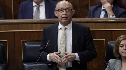 Cristóbal Montoro, ministro de Hacienda, durante la sesión de control al Gobierno.